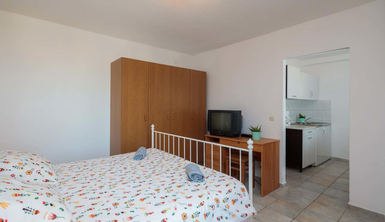 Apartments Loncar Seget Vranjica Exterior photo