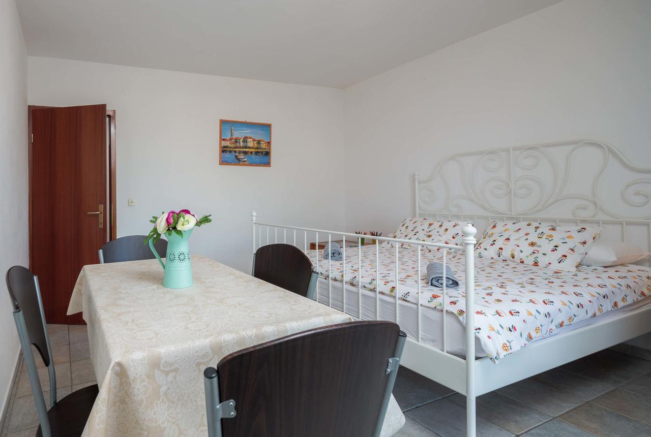 Apartments Loncar Seget Vranjica Exterior photo