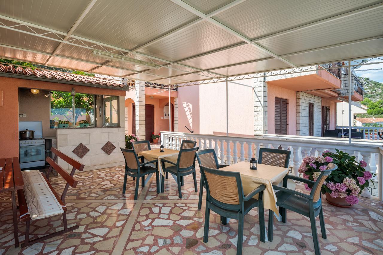 Apartments Loncar Seget Vranjica Exterior photo